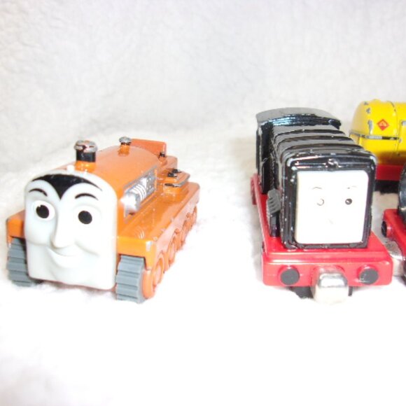 T-176 ST OF 10 THOMAS THE TRAIN MAGNETIC CONNECTING CARS - Picture 3 of 8